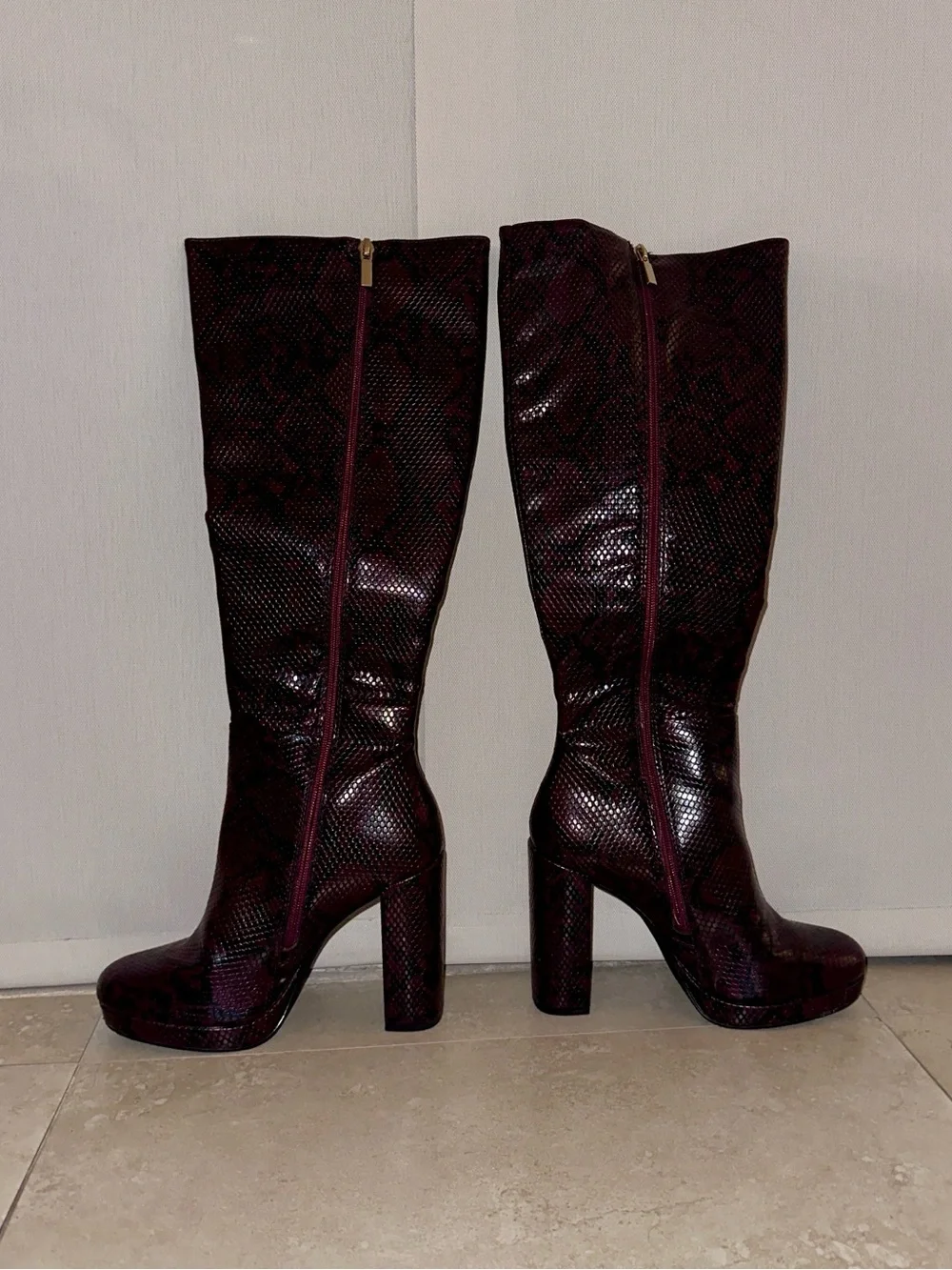 JustFab features side